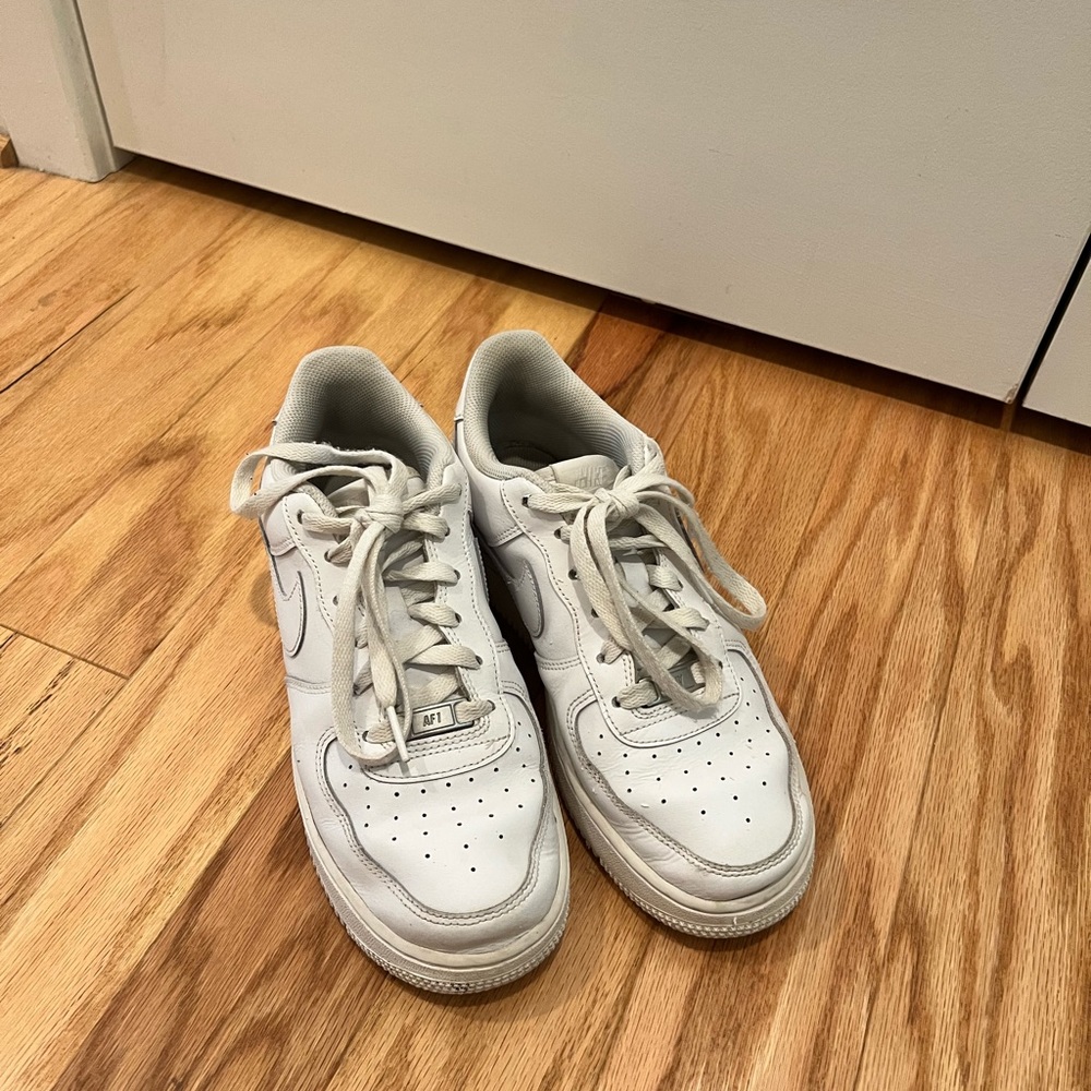 White Nike Air Forces - Gem